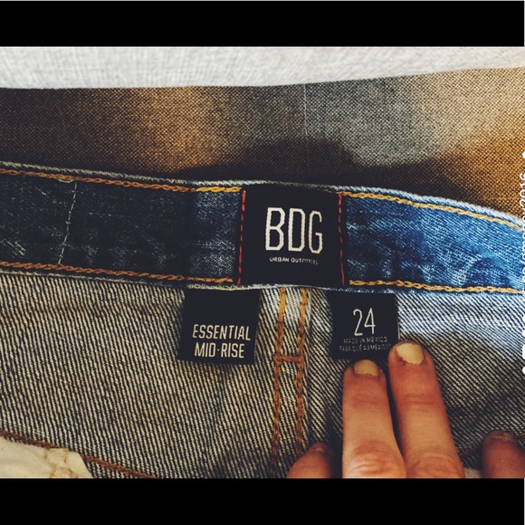 BDG Urban Outfitters Mid-Rise Distressed Short - Picture 3 of 5